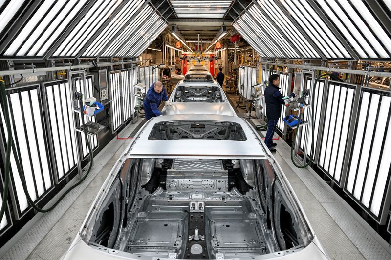 &copy; Reuters. Des personnes travaillent dans l'usine du groupe BMW à Munich, en Allemagne. /Photo prise le 5 décembre 2023/REUTERS/Angelika Warmuth/
