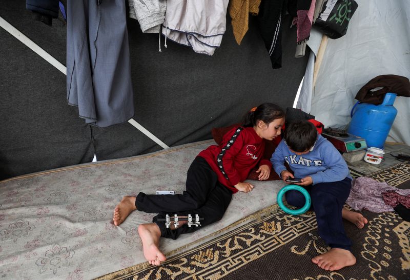 &copy; Reuters. Laila Al-Sultant e o irmão Khaled dentro de barraca onde moram em Rafah, na Faixa de Gaza
08/01/2024
REUTERS/Ibraheem Abu Mustafa