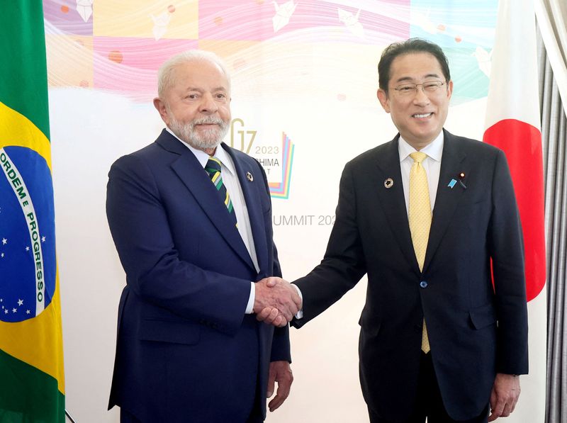 © Reuters. Presidente Luiz Inácio Lula da Silva e premiê japonês, Fumio Kishida, se encontram às margens do G7 em Hiroshima
20/05/2023
Kyodo via REUTERS