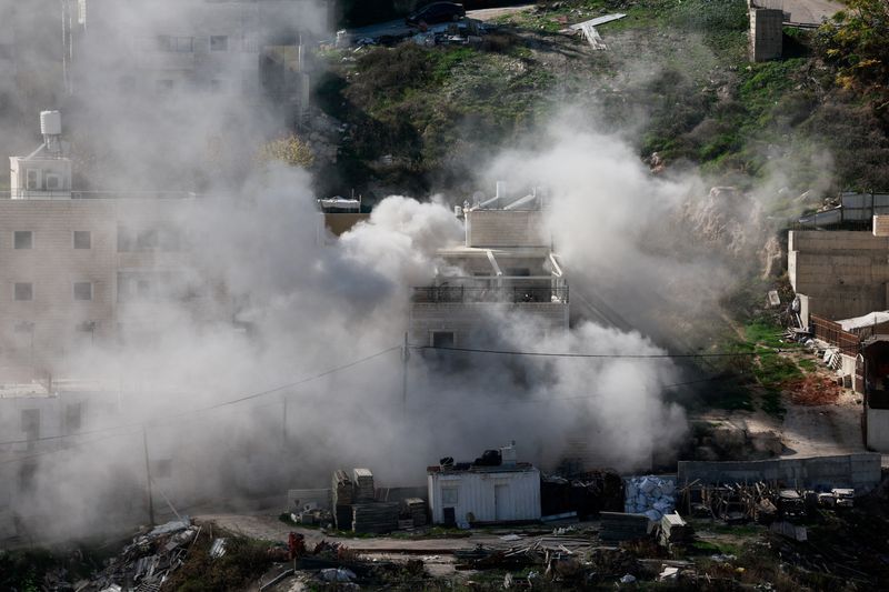 &copy; Reuters. Forças israelenses demolem casas de dois atiradores do Hamas que participaram de ataque a tiros em ponto de ônibus na entrada de Jerusalém em novembro
09/01/2024 REUTERS/Ammar Awad