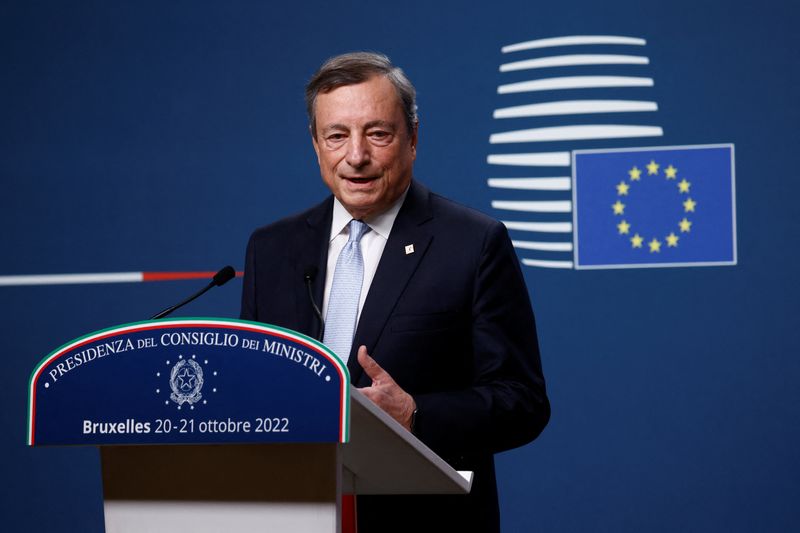 &copy; Reuters. Mario Draghi in una conferenza stampa durante il vertice dei leader dell'Unione europea a Bruxelles, in Belgio, il 21 ottobre 2022. REUTERS/Yves Herman/Foto d'archivio