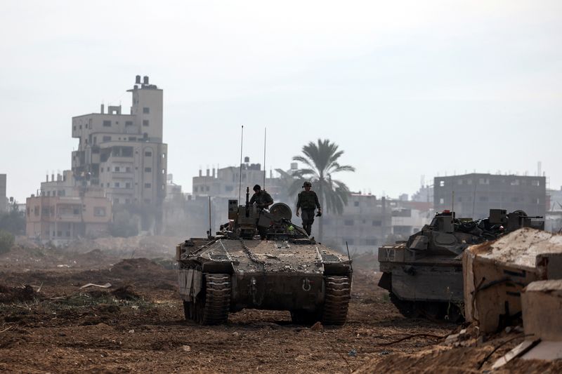 &copy; Reuters. Soldati israeliani operano a Gaza, 8 gennaio 2024 REUTERS/Ronen Zvulun