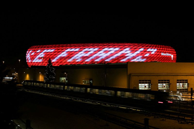 © Reuters. El estadio de fútbol Allianz Arena de Múnich se ilumina con la leyenda 