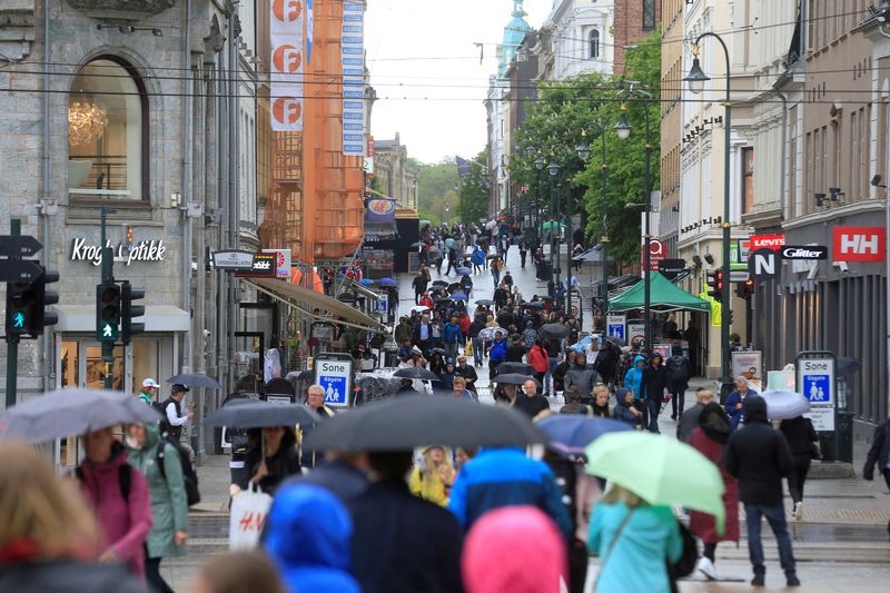 &copy; Reuters. FOTO DE ARCHIVO: La gente camina por la calle Karl Johans en Oslo, Noruega. 31 de mayo de 2017. REUTERS/Ints Kalnins