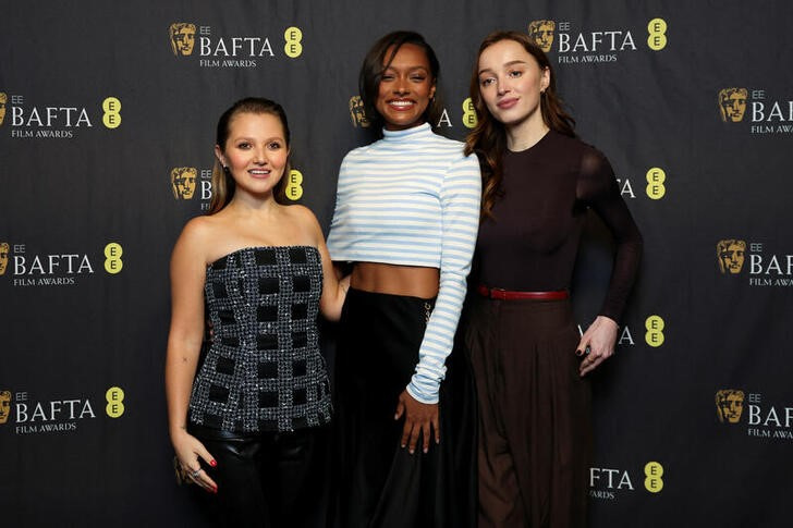 &copy; Reuters. Las actrices Phoebe Dynevor (dcha), Mia McKenna-Bruce (izq) y Sophie Wilde posan durante el anuncio de las nominaciones para los premios BAFTA del cine británico en Londres, Reino Unido. 10 enero 2024. REUTERS/Hollie Adams