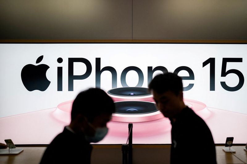 &copy; Reuters. FILE PHOTO: An Apple iPhone 15 advertisement is seen as it officially goes on sale across China at an Apple Store in Shanghai, China September 22, 2023. REUTERS/Aly Song/File Photo