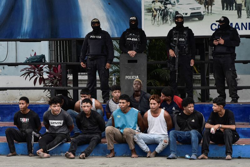 &copy; Reuters. Policiais apresentam os detidos que invadiram estúdio da TC Television durante transmissão ao vivo, em Guayaquil, Equador, em meio à onda de violência em todo o país 
10/01/2024
REUTERS/Vicente Gaibor del Pino