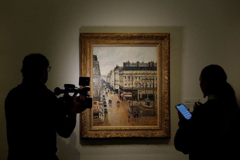 &copy; Reuters. Membros da mídia ficam ao lado de quadro de Camille Pissarro no Museu Thyssen-Bornemisza, em Madri
10/01/2024
REUTERS/Susana Vera