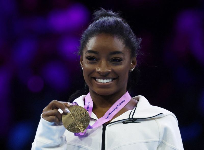 &copy; Reuters. Simone Biles comemora medalha de ouro no Mundial de Ginástica Artística na Bélgica
08/10/2023
REUTERS/Yves Herman