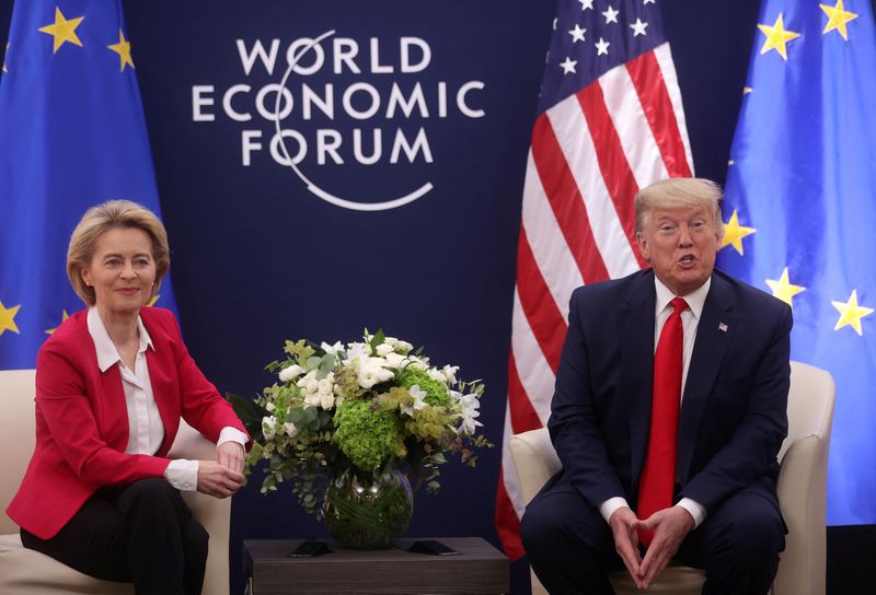 &copy; Reuters. FOTO DE ARCHIVO: El entonces presidente de Estados Unidos, Donald Trump, habla durante una reunión bilateral con la presidenta de la Comisión Europea, Ursula von der Leyen, durante la 50ª reunión anual del Foro Económico Mundial (FEM) en Davos, Suiza