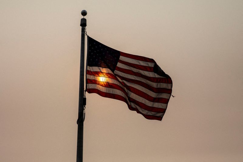 &copy; Reuters. علم الولايات المتحدة يرفرف بواشنطن في الثامن من يونيو حزيران 2023. تصوير: أماندا أندرادي رودس - رويترز.