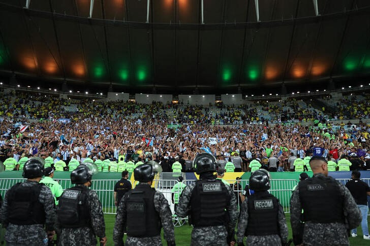 &copy; Reuters. Torcedores argentinos comemoram vitória sobre o Brasil no Maracanã observados pela polícia
21/11/2023
REUTERS/Sergio Moraes