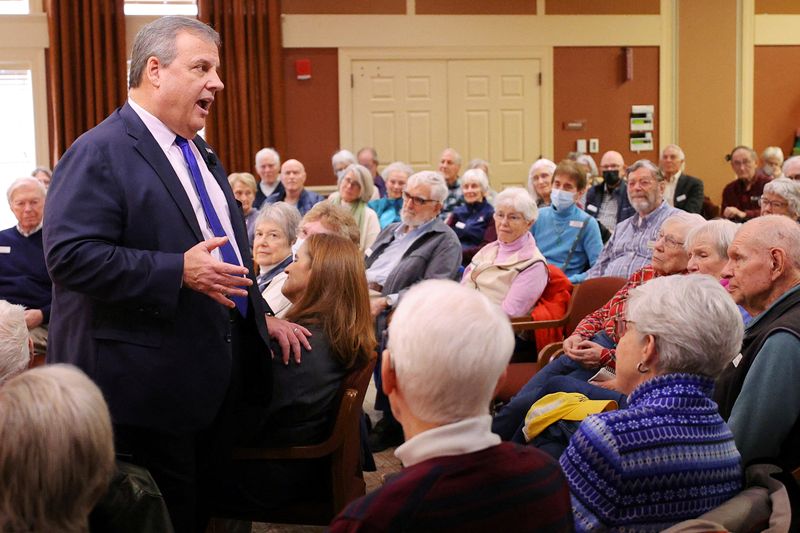 © Reuters. Republican presidential candidate and former New Jersey Governor Chris Christie speaks at a campaign stop at the RiverWoods Retirement Community in Exeter, New Hampshire, U.S., January 10, 2024.   REUTERS/Brian Snyder