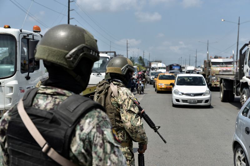 &copy; Reuters. Forças de segurança em posto de controle de Guayaquil, no Equador
10/01/2024
REUTERS/Vicente Gaibor del Pino