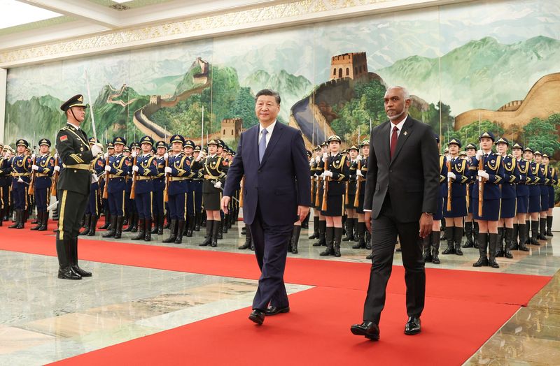 &copy; Reuters. 　モルディブのムイズ大統領は１月１０日、中国の北京で習近平国家主席を会談し、両国の関係を「包括的戦略協力パートナーシップ」に格上げすることで合意した。写真は歓迎式典に出席