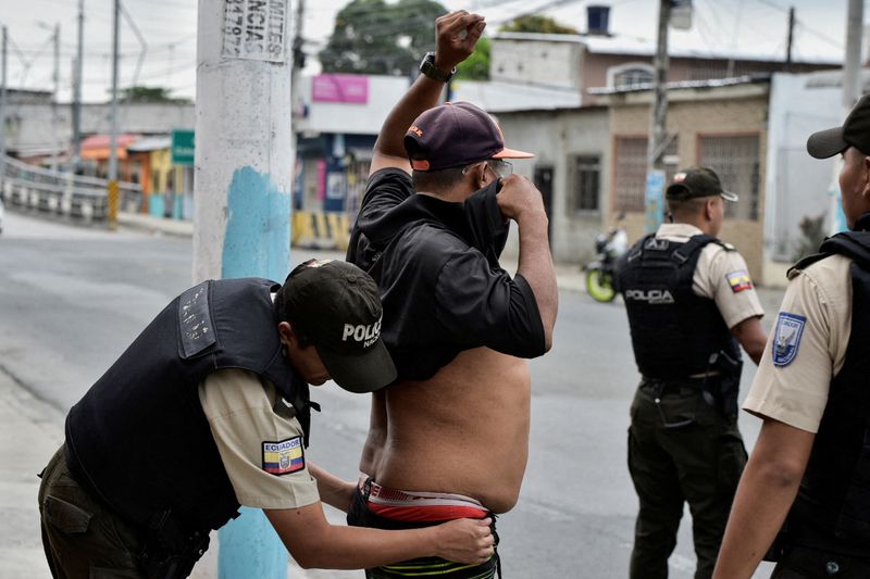 &copy; Reuters. Policial revista homem em Guayaquil depois que presidente do Equador, Daniel Noboa, decretou estado de emergência por 60 dias 
09/01/2024
REUTERS/Vicente Gaibor del Pino