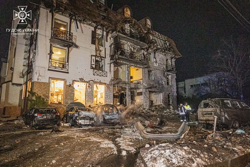 © Reuters. Rescuers stand at the site in the aftermath of a Russian missile strike on a hotel in Kharkiv, Ukraine, in this handout image released January 11, 2024. State Emergency Service of Ukraine/Handout via REUTERS  