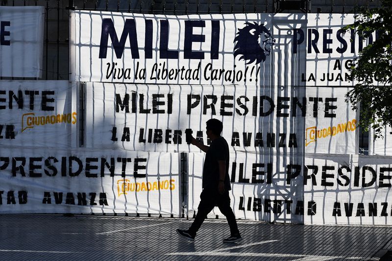 &copy; Reuters. Homem caminha perto de faixas que fazem alusão ao novo presidente argentino em Buenos Aires
10/12/2023
REUTERS/Agustin Marcarian