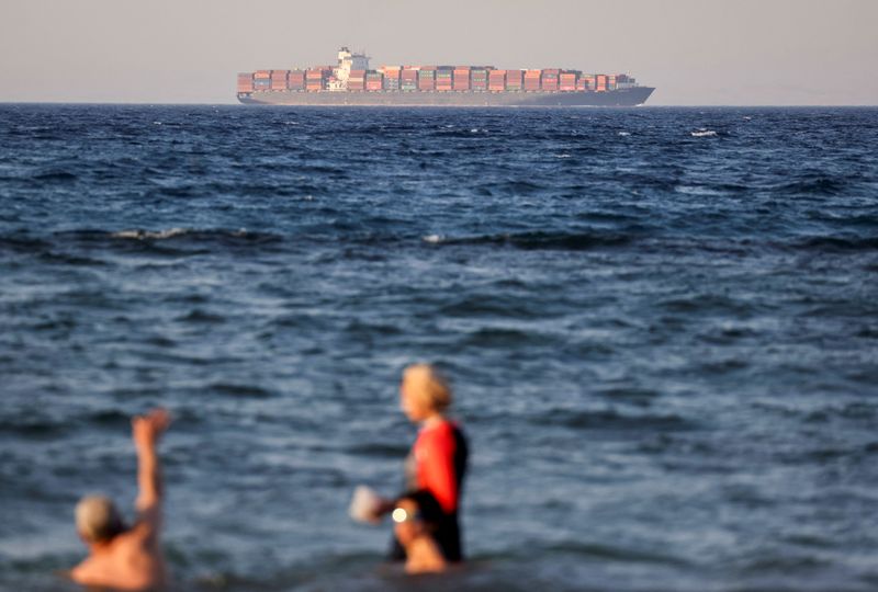 © Reuters. A container ship crosses the Gulf of Suez towards the Red Sea before entering the Suez Canal, in Al-'Ain al-Sokhna, in Suez, Egypt, July 30, 2023. REUTERS/Mohamed Abd El Ghany/File Photo