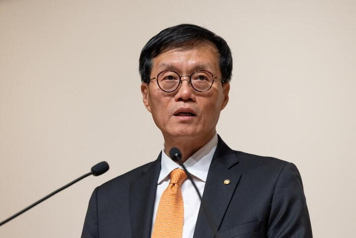 &copy; Reuters. 韓国銀行（中央銀行）は１１日、政策金利を３．５０％に据え置いた。写真は、２０２２年４月２１日にソウルで開かれた同行総裁の就任式で演説する李昌ヨン氏。（２０２４年　ロイター