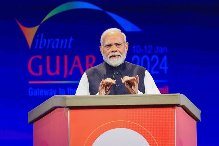 &copy; Reuters. インドのモディ首相は１０日、西部グジャラート州で開催中のビジネスイベントで自国の経済展望をアピールした。写真は、２０２４年１月１０日に開催された同イベントで発言するモディ