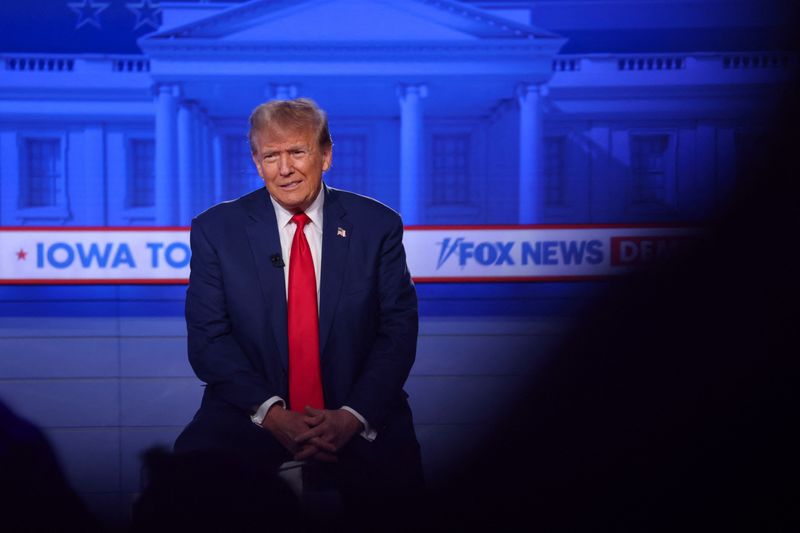 © Reuters. Republican presidential candidate and former U.S. President Donald Trump participates in a Fox News Channel town hall ahead of the caucus vote in Des Moines, Iowa, U.S., January 10, 2024. REUTERS/Scott Morgan