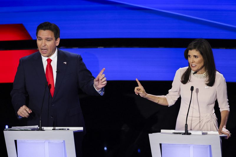 © Reuters. Florida Governor Ron DeSantis and Former U.S. Ambassador to the United Nations Nikki Haley participate in the Republican presidential debate hosted by CNN at Drake University in Des Moines, Iowa, U.S. January 10, 2024. REUTERS/Mike Segar