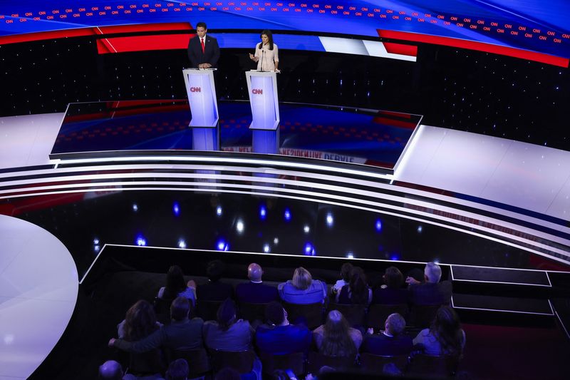 © Reuters. Florida Governor Ron DeSantis and Former U.S. Ambassador to the United Nations Nikki Haley participate in the Republican presidential debate hosted by CNN at Drake University in Des Moines, Iowa, U.S. January 10, 2024. REUTERS/Mike Segar