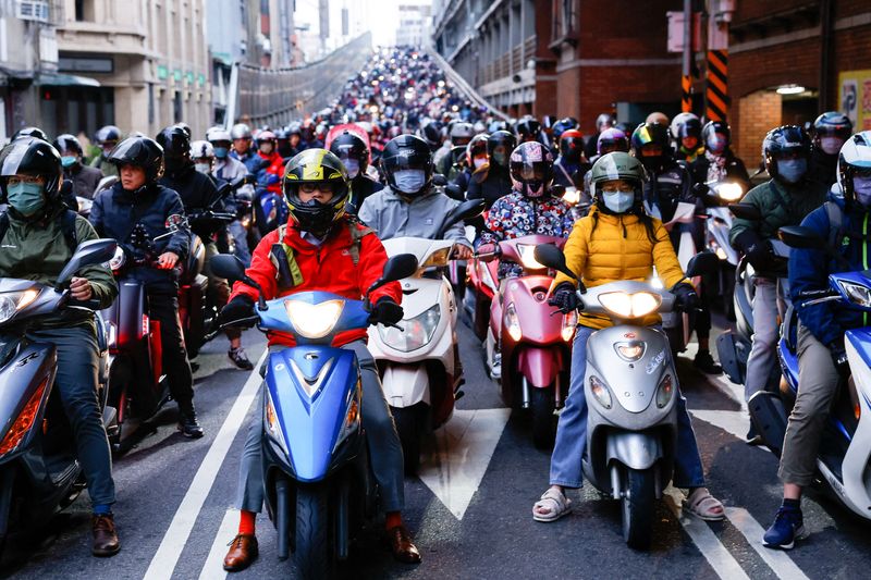 &copy; Reuters. People on motorbikes wait at a traffic light during morning rush hour in Taipei, Taiwan January 10, 2024. REUTERS/Ann Wang     