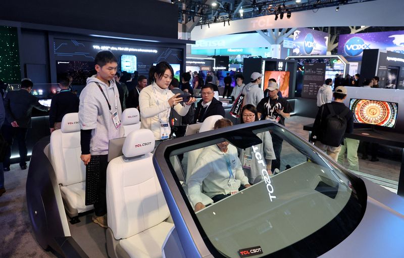 &copy; Reuters. 　１月１０日、人工知能（ＡＩ）が車の新たな「馬力」になる中、従来型の完成車メーカーは、米テスラや中国ＢＹＤなどの人気電気自動車（ＥＶ）に匹敵するデジタル機能搭載に向けた取