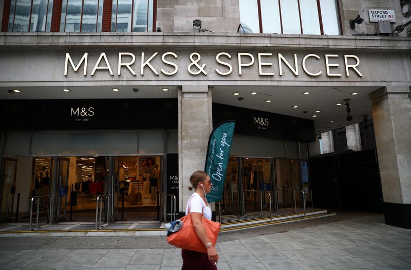 &copy; Reuters. FOTO DE ARCHIVO. Una entrada a una tienda de Marks & Spencer en la calle Oxford, en Londres, Reino Unido. 2 de julio de 2020. REUTERS/Hannah McKay