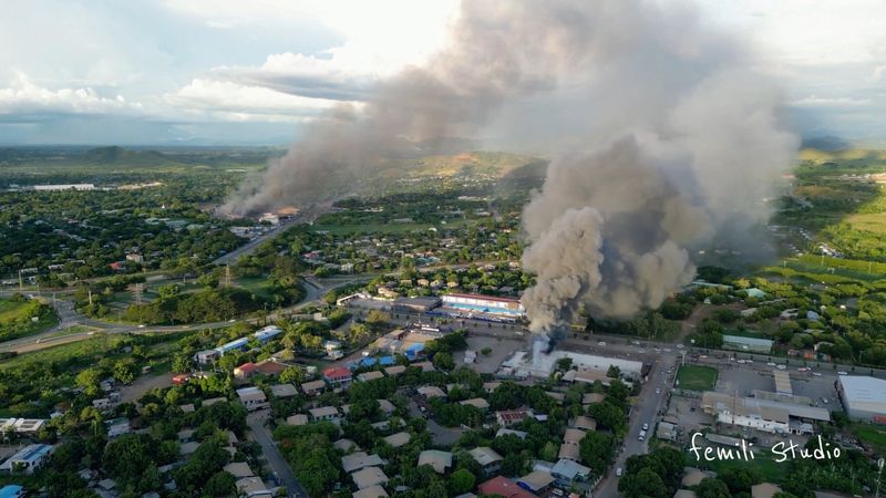 &copy; Reuters. FOTO DE ARCHIVO. Vista aérea del humo que sale de edificios en llamas, en medio de saqueos e incendios provocados durante las protestas por un recorte salarial a la policía que las autoridades atribuyeron a un fallo administrativo, en Puerto Moresby, Pa