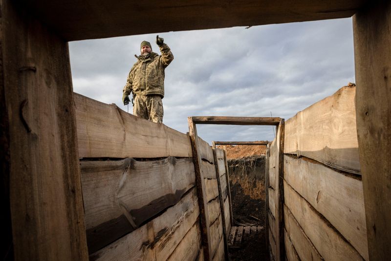 &copy; Reuters. Un ingeniero militar ucraniano identificado como "Lynx" inspecciona una trinchera recién excavada que su unidad construyó como parte de un sistema de nuevas fortificaciones cerca de las líneas del frente a las afueras de Kupiansk, en medio del ataque d