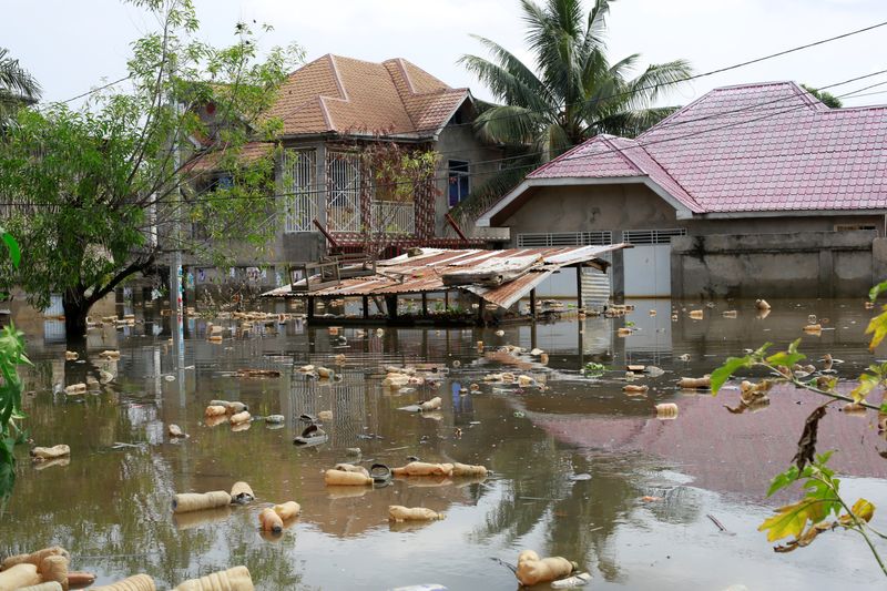 &copy; Reuters. Des maisons submergées par les eaux de crue après que le fleuve Congo ait atteint son niveau le plus élevé, provoquant des inondations à Kinshasa, en République démocratique du Congo.  /Photo prise le 10 janvier 2024/REUTERS/Justin Makangara