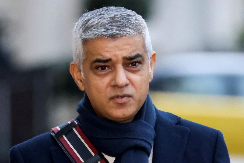 &copy; Reuters. FILE PHOTO: London Mayor Sadiq Khan walks on the day he gives evidence at the COVID-19 Inquiry, in London, Britain, November 27, 2023. REUTERS/Belinda Jiao/File Photo