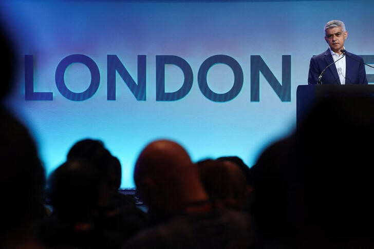 © Reuters. Mayor of London Sadiq Khan speaks at the London Tech Week in London, Britain, June 12, 2023. REUTERS/Toby Melville/files