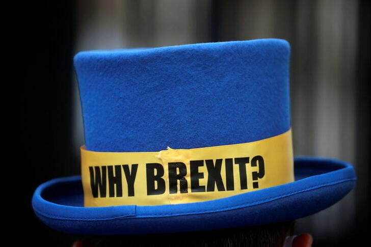 &copy; Reuters. Imagen de archivo de un sombrero del manifestante contra el Brexit Steve Bray, frente a la entrada de Downing Street, Londres, Reino Unido. 24 diciembre 2020. REUTERS/Hannah McKay