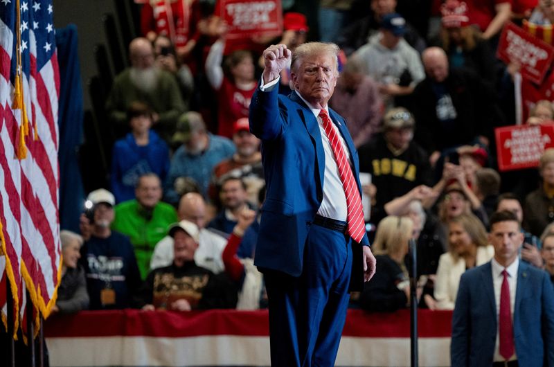 &copy; Reuters. FILE PHOTO: Former U.S. President and Republican presidential candidate Donald Trump gestures as he attends a campaign event, in Clinton, Iowa, U.S., January 6, 2024. REUTERS/Cheney Orr/File Photo