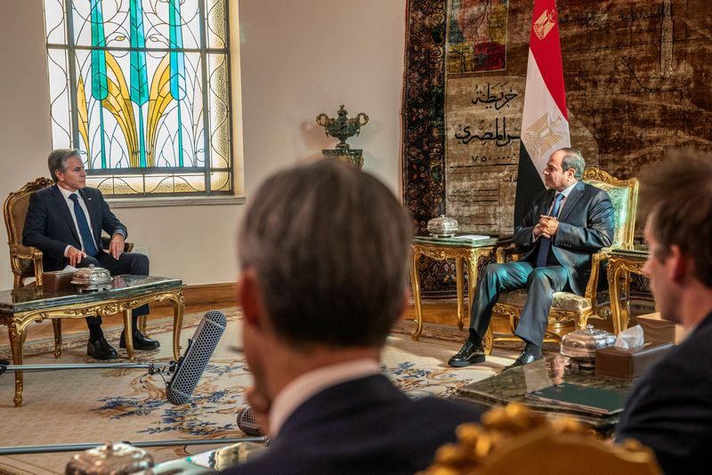 &copy; Reuters. FOTO DE ARCHIVO: El secretario de Estado de EEUU, Antony Blinken, se reúne con el presidente de Egipto, Abdelfatah al-Sisi, en el Palacio al-Ittihadiya de El Cairo. 15 de octubre de 2023. Jacquelyn Martin/Pool vía REUTERS