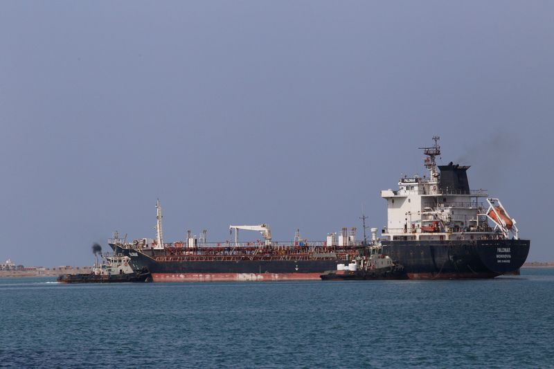 &copy; Reuters. سفينة شحن تفرغ حمولتها في ميناء بالبحر الأحمر في صورة من أرشيف رويترز.