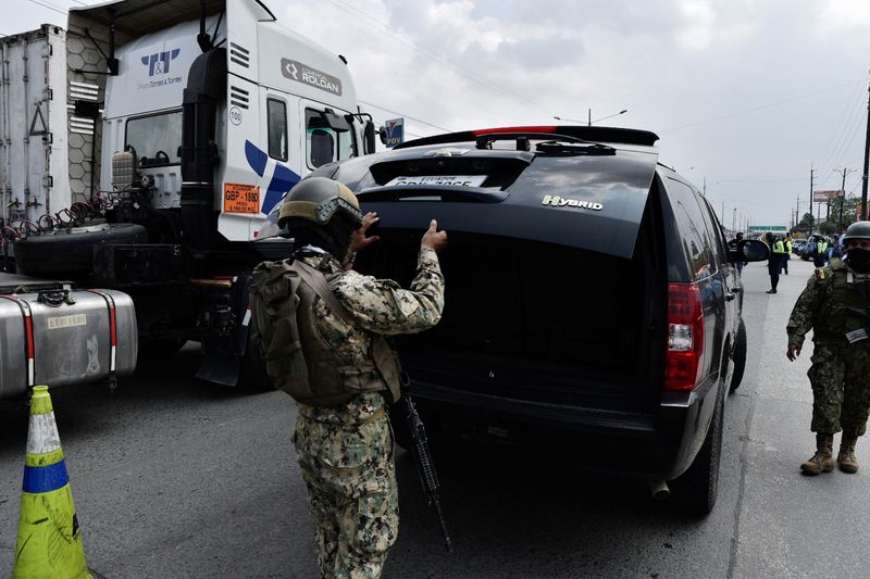 &copy; Reuters. Forças de segurança inspecionam caminhão em Guayaquil, Equador 
 10/1/2024   REUTERS/Vicente Gaibor del Pino