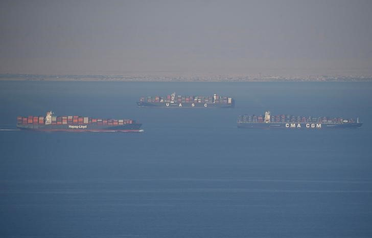 &copy; Reuters. Imagen de archivo de buques portacontenedores cruzando el golfo de Suez con dirección al mar Rojo antes de entrar al canal de Suez, en El Ain El Sokhna, Suez, este de El Cairo, Egipto. 24 abril 2017. REUTERS/Amr Abdallah Dalsh