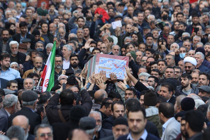&copy; Reuters. La gente lleva el ataúd de Faezeh Rahimi, una de las víctimas del ataque del Estado Islámico en Kerman, después de las oraciones del viernes en Teherán, Irán. 5 de enero de 2024. Majid Asgaripour/WANA (Agencia de Noticias de Asia Occidental) vía RE