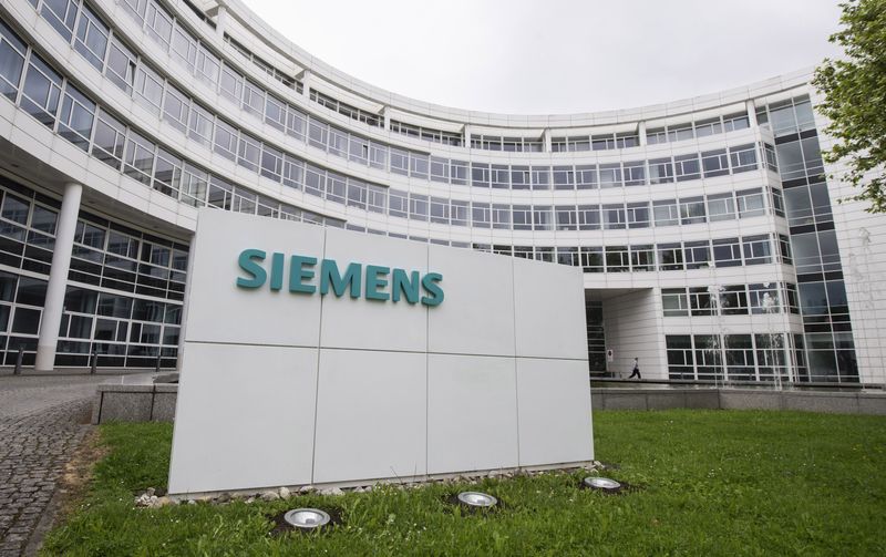 &copy; Reuters. A Siemens logo is pictured on an office building of Siemens AG in Munich May 30, 2014.  REUTERS/Lukas Barth/File Photo