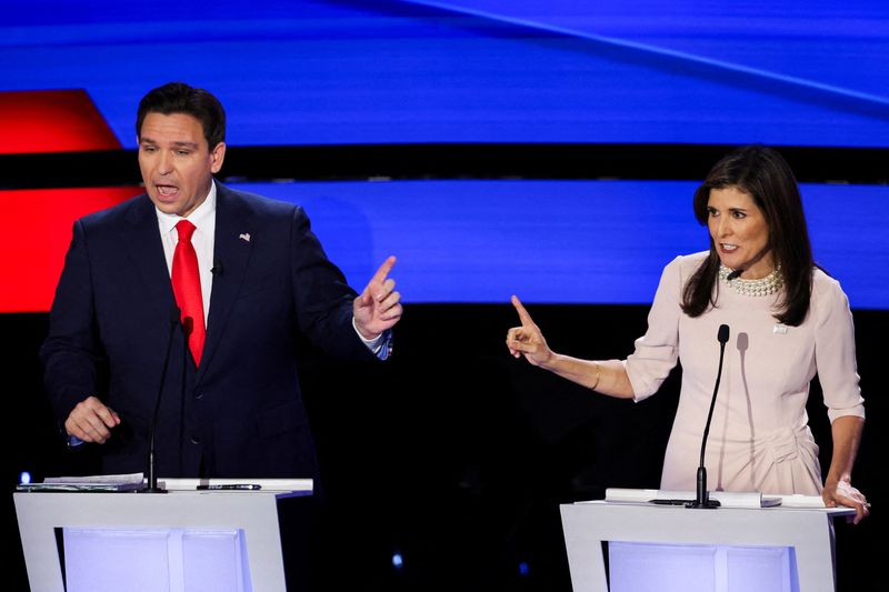 &copy; Reuters. Ron DeSantis e Nikki Haley durante debate em Des Moines, Iowa
 10/1/2024    REUTERS/Mike Segar