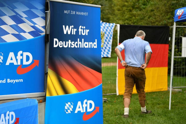 &copy; Reuters. Imagen de archivo de un simpatizante del partido ultraderechista Alternativa por Alemania (AfD) en la feria bávara de Gillamoos, en Abensberg, Alemania. 2 septiembre 2019. REUTERS/Andreas Gebert