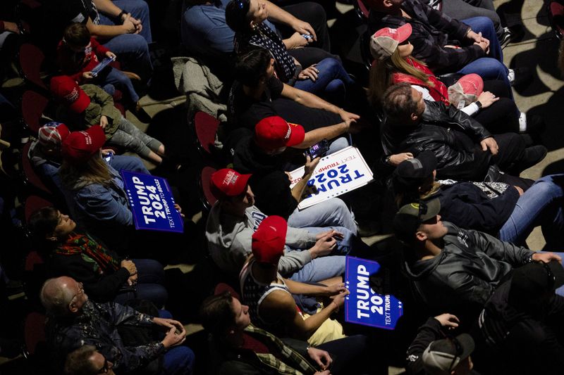 © Reuters. People attend a rally of Republican presidential candidate and former U.S. President Donald Trump in Reno, Nevada, U.S. December 17, 2023. REUTERS/Carlos Barria