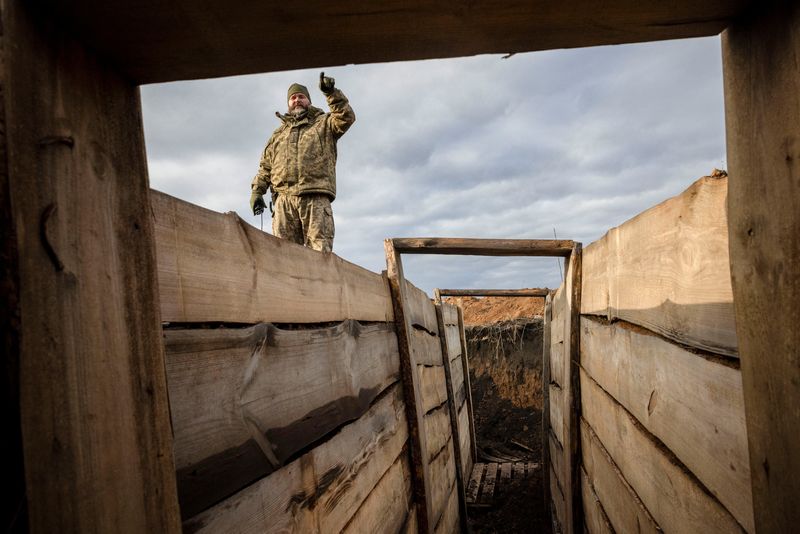 &copy; Reuters. Militar ucraniano inspeciona trincheira recém-cavada perto de Kupiansk
 28/12/2023   REUTERS/Thomas Peter