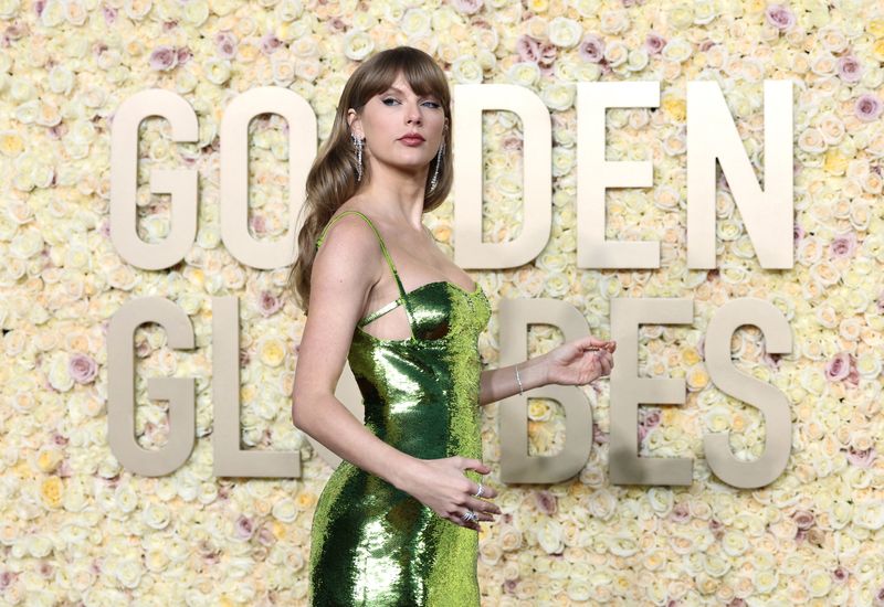 &copy; Reuters. Taylor Swift posa para fotos durante o Globo de Ouro, em Beverly Hills
07/01/2024 REUTERS/Mike Blake