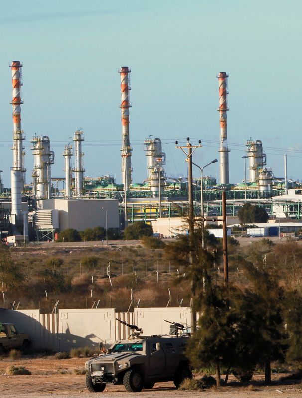 &copy; Reuters. FOTO DE ARCHIVO: Vista del complejo de petróleo y gas de Mellitah, a 100 km al oeste de Trípoli, Libia. 4 de marzo de 2013.  REUTERS/Ismail Zitouny/Archivo